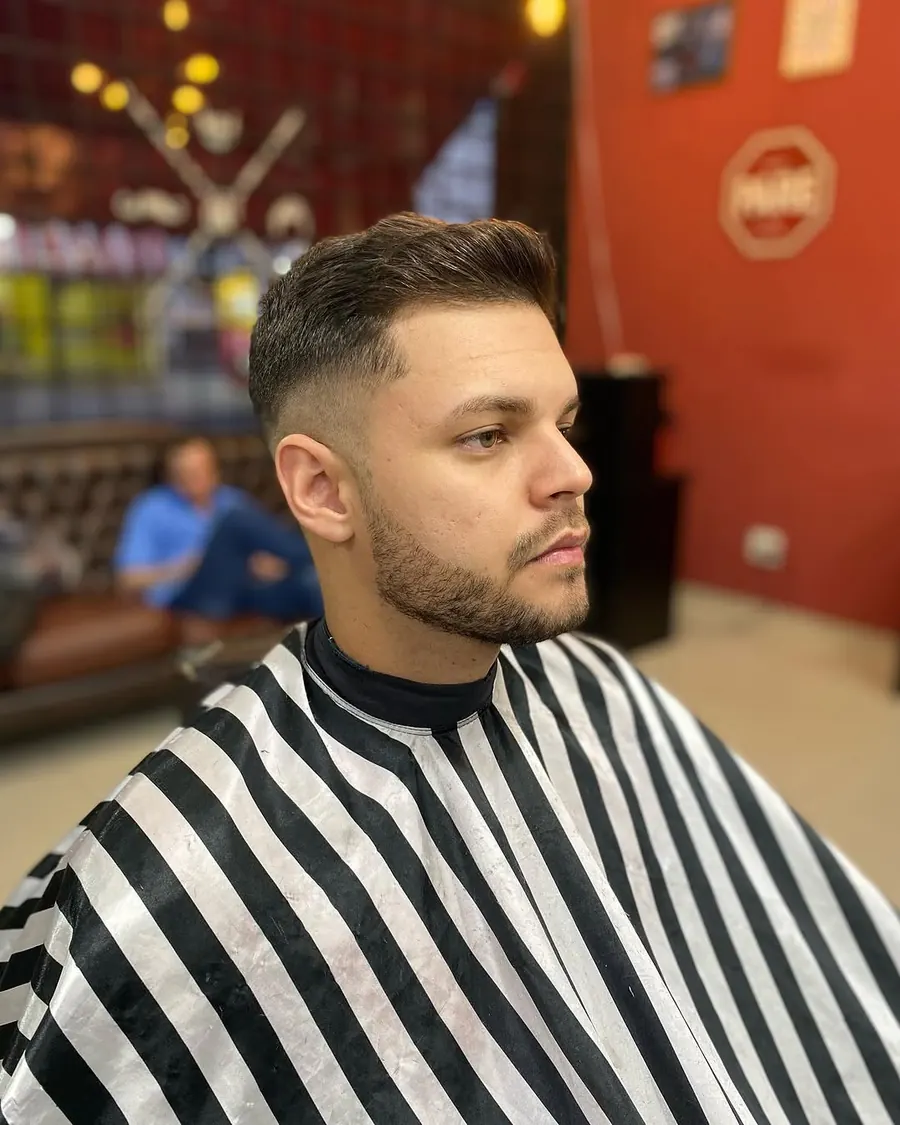 Corte social com degradê e barba